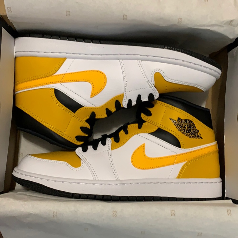 Jordan 1 Mid ❤️❤️ SOLD❤️❤️❤️university gold
